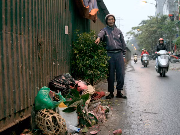 Ông Phùng Văn Đôn, người dân tại phố Mới ngã tư Sở (Đống Đa) nhiều lần gửi lên các cấp chính quyền, nhưng đến nay vẫn chưa nhận được hồi âm
