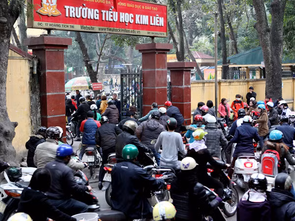 Tắc nghẽn trước cổng trường tiểu học Kim Liên (Đống Đa). Ảnh chụp lúc 17hngayf 1-2