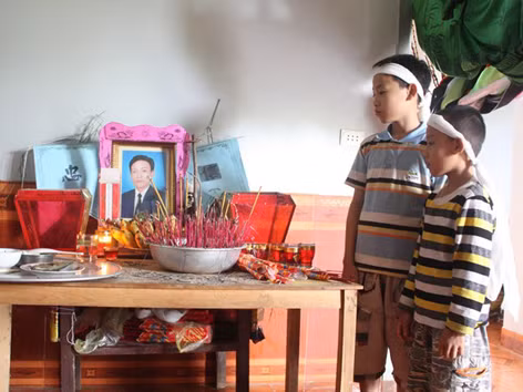 Hai trẻ mồ côi cần giúp đỡ