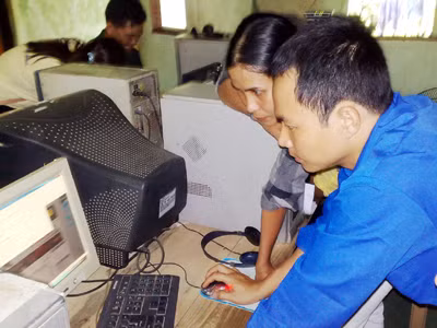 Hướng dẫn bạn trẻ truy cập Internet Ảnh: Trọng Phú