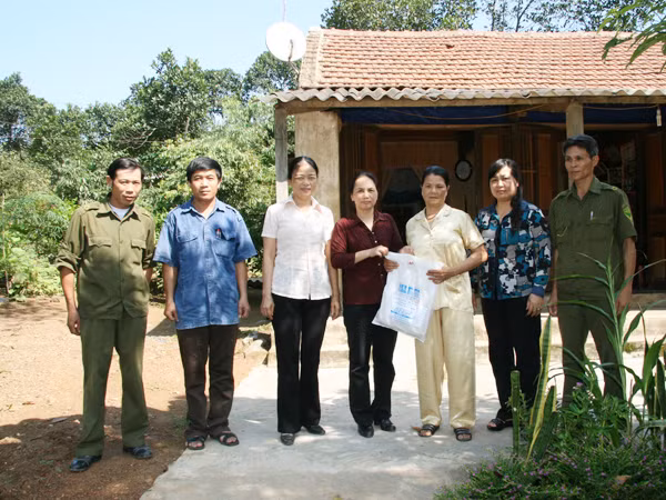 Bà Nguyễn Thị Lý (giữa) trong lần cùng Chi hội phụ nữ Báo CAND thăm, tặng quà cựu Thanh niên xung phong tại Quảng Bình (năm 2009) Ảnh: Duy Hiển
