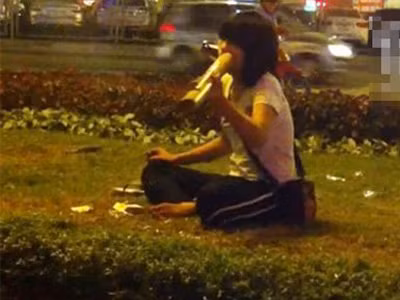 Teen nữ 'bắn' thuốc lào liên hồi giữa Ngã Tư Sở