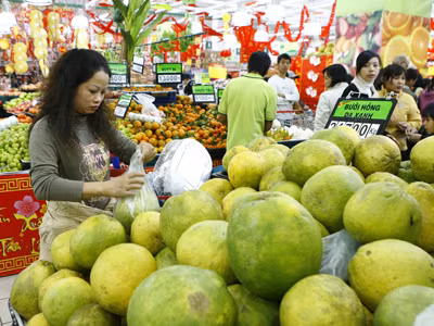 Các siêu thị bày bán hàng Tết Ảnh: Hồng Vĩnh