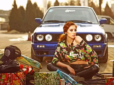 Làn môi gợi cảm bên xế xưa BMW