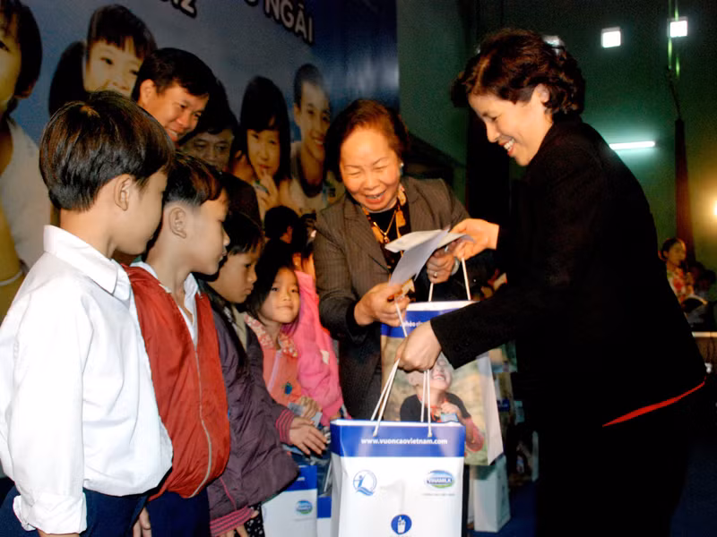 Bà Mai Kiều Liên (phải) cùng Phó chủ tịch nước Nguyễn Thị Doan trao quà cho trẻ em nghèo huyện đảo Lý Sơn (Quảng Ngãi) đầu năm 2012 Ảnh: Đại Dương