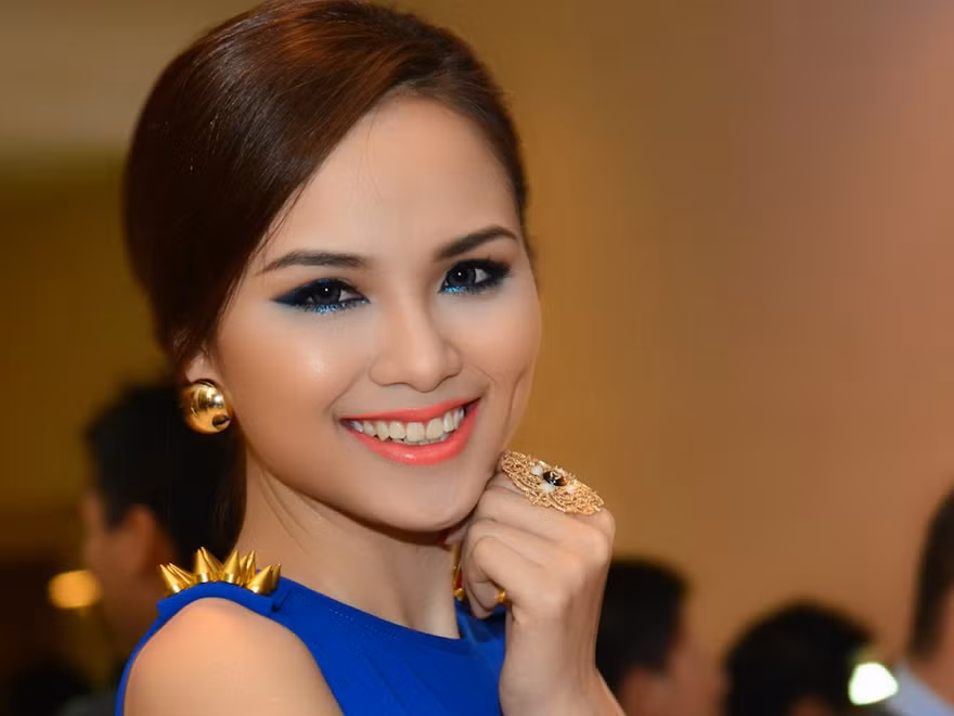 Hoa hậu Hoàn vũ: Diễm Hương nổi trội