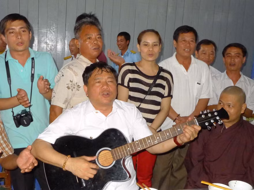 Bộ trưởng giao thông đệm đàn cho chiến sỹ Trường Sa