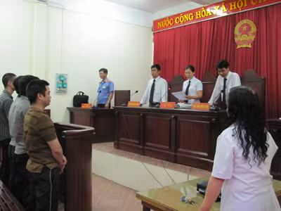 Một bị cáo vụ công an trấn tiền gái mại dâm được tuyên vô tội