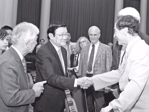 Chủ tịch nước Trương Tấn Sang tiếp các nhà khoa học quốc tế. Ảnh: TTXVN