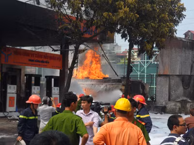 Lửa lại bùng lớn sau vụ nổ tại cây xăng giữa Hà Nội