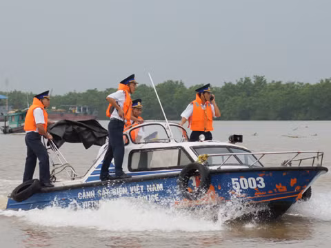 Tổ tuần tra kiểm soát trên đường làm nhiệm vụ