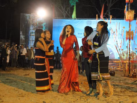 Mỹ Tâm chân trần nhảy 'bốc lửa' cùng sơn nữ
