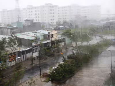 Bão Haiyan tiến sát miền Trung, ba người chết và hàng chục người bị thương
