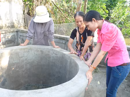 Nhiều người dân tin rằng uống nước giếng Thùng có thể đẻ con trai dù chẳng có cơ sở khoa học nào chứng minh. Ảnh: H.H (Giadinh.net)