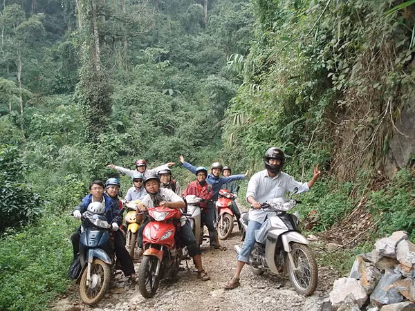 "Phượt " lên vùng cao bằng xe máy là sở thích của nhiều người trẻ
