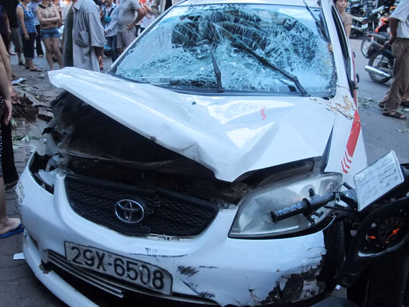 Cho xe ôm lái taxi, gây tai nạn liên hoàn