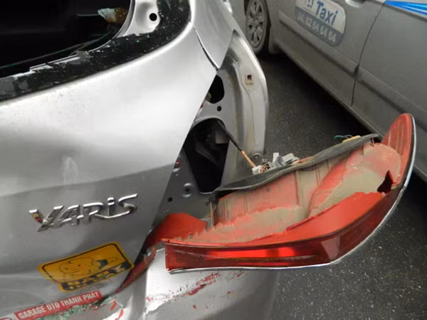 Chiếc xe Yaris bị hư hỏng nặng