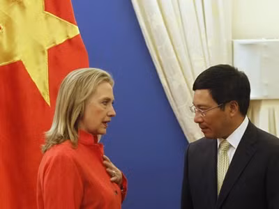 Bà Hilary Clinton và bộ trưởng ngoại giao Việt Nam, Phạm Bình Minh