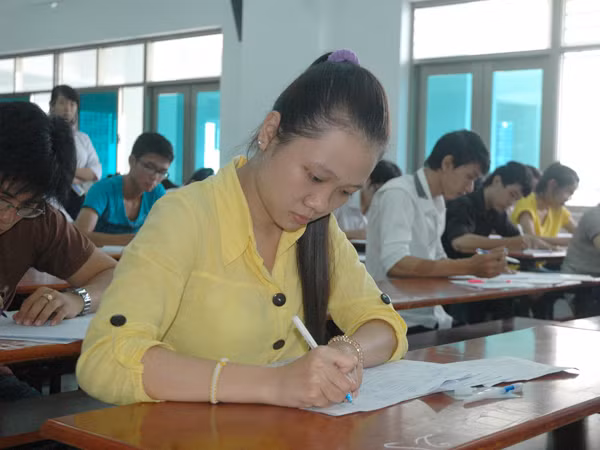 Thí sinh làm bài thi trong kỳ thi ĐH 2012 Ảnh: Quang Phương