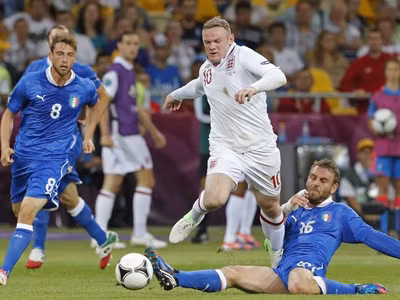 Italia tiễn Anh về nước sau loạt 'đấu súng'