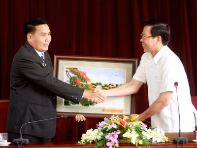 Bí thư Thường trực T.Ư Đoàn Phan Văn Mãi (phải) tặng quà lưu niệm cho đoàn đại biểu thanh niên Bộ An ninh Lào