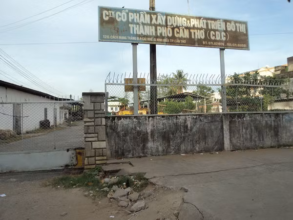 Khu đất gần 4.000 m2 do Cty Cổ phần Xây dựng và Phát triển Đô thị TP Cần Thơ quản lý để hoang tàn nhiều năm Ảnh: S.N