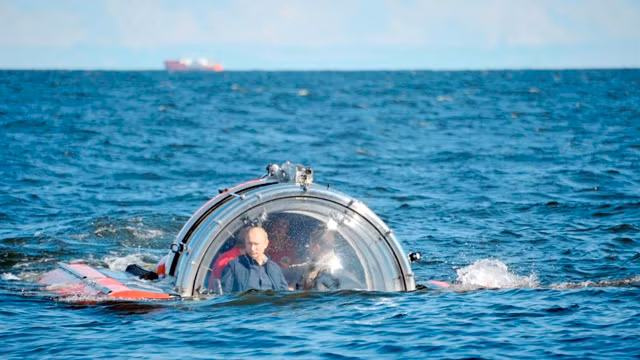 Ông Putin lặn đáy biển khám tàu khu trục