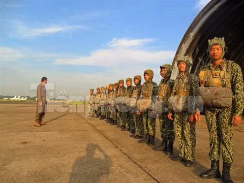 Cận cảnh lính đặc công đổ bộ đường không