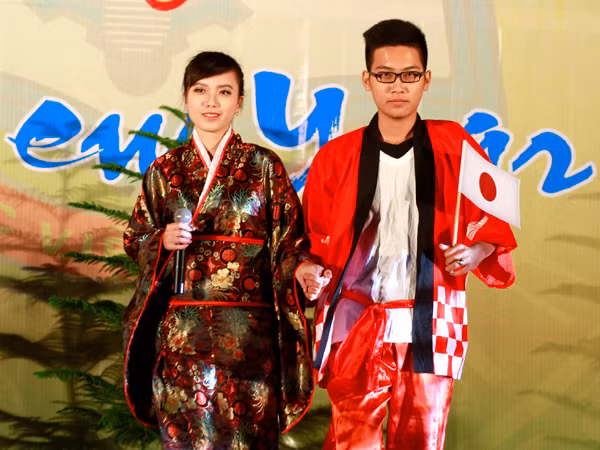 Dạ hội trường Cảnh sát rực rỡ sắc màu đa quốc gia