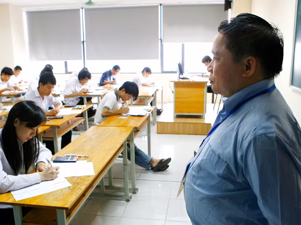 Thứ trưởng Bùi Văn Ga kiểm tra một phòng thi ở ĐH Ngoại thương, Hà Nội Ảnh: Hồng Vĩnh