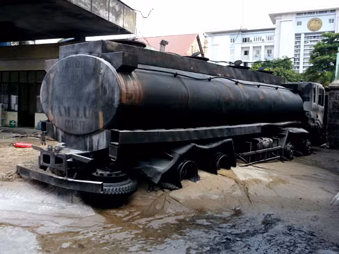 Chiếc xe bồn bị cháy rụi sau hỏa hoạn