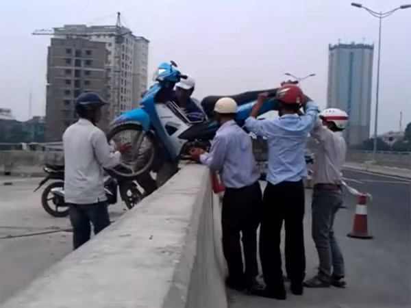 'Cò' vác xe máy trên cầu Thanh Trì 'hốt bạc'