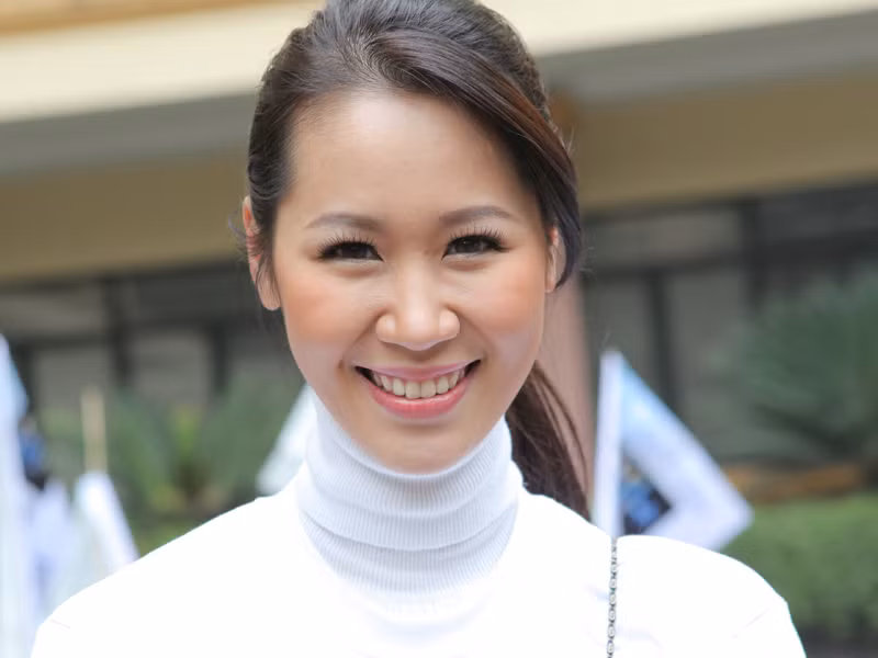 Dương Thùy Linh đạp xe cổ động Giờ trái đất