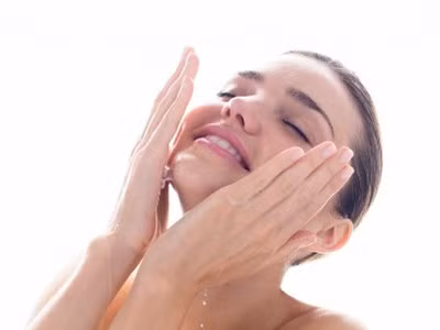 Năm cách tẩy trang an toàn mà đơn giản