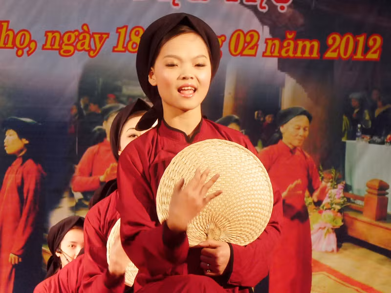 Một đoạn hát trong chặng Chơi bợm gái. Ảnh: Phúc An Chi