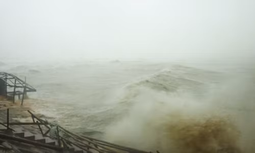 Bão số 10 tàn phá miền Trung