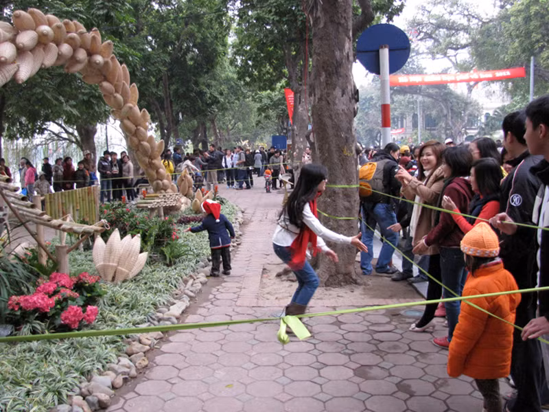 Vượt rào chụp ảnh tại lễ hội hoa 2012