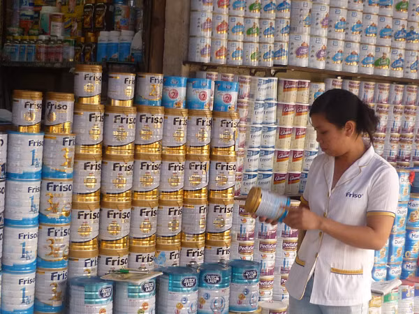 Méo mặt với sữa