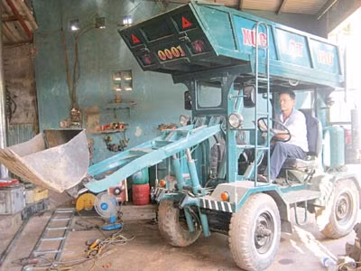 Một nông dân chế tạo xe xúc lật