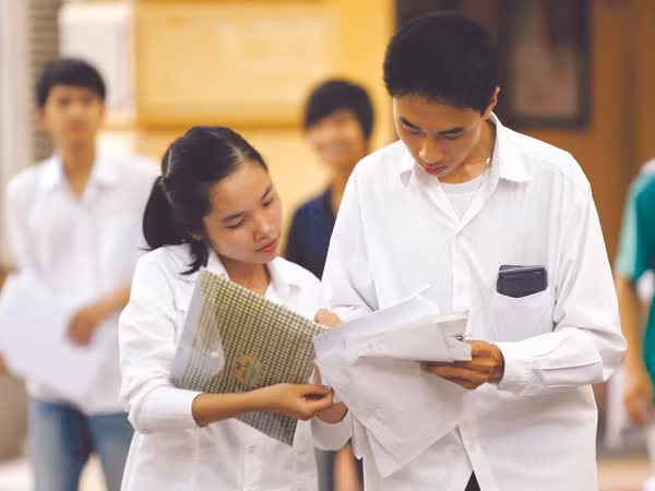 Trao đổi sau giờ thi Ảnh: Xuân Phú