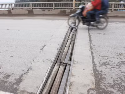 Những thanh gỗ được dùng lấp khoảng hở trên mặt cầu Ảnh: T.V