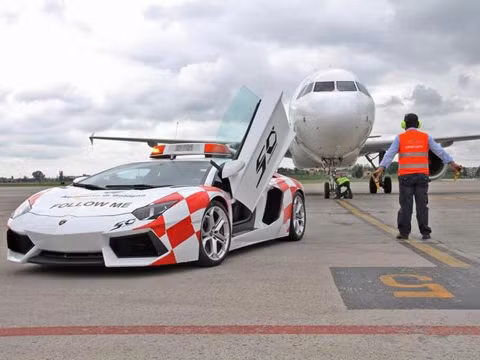 Lamborghini Aventador làm xe công ở sân bay