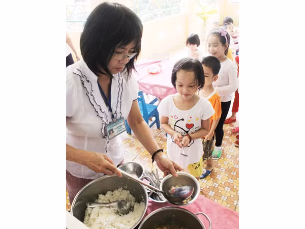 Teo tóp bữa ăn học sinh