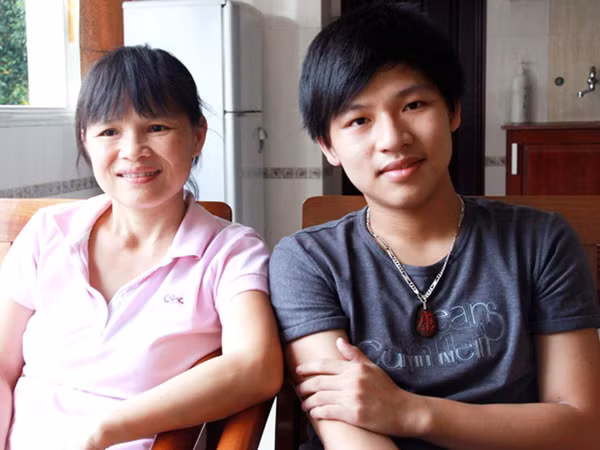 Khang và mẹ Ảnh: Nguyễn Huy