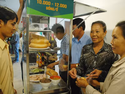 Xe bánh mì cho người hoàn lương