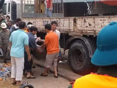 Trục vớt xe chở Phó GĐ sở Công thương bị lũ cuốn
