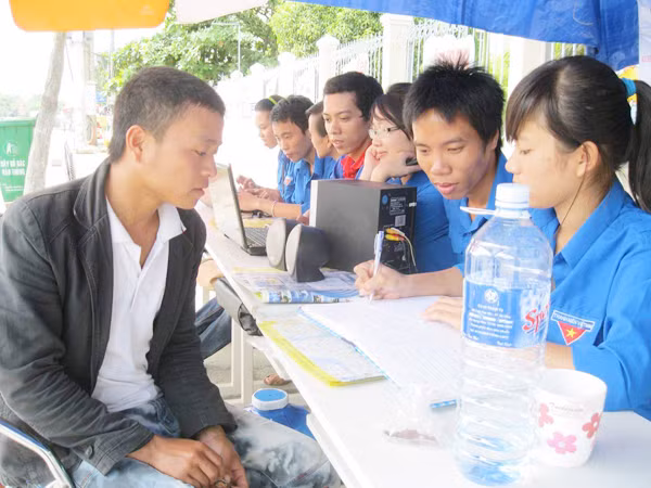 Hướng dẫn tận tình cho thí sinh Ảnh: Thanh Ba