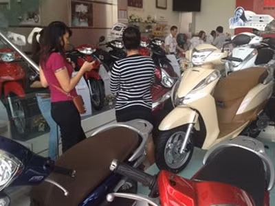 Xe máy vẫn là phương tiện chính tại Việt Nam