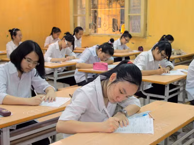 Vì sao hạ điểm chuẩn vào lớp 10 của Hà Nội?