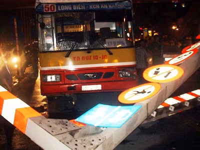 Xe buýt 'đại náo' cầu vượt
